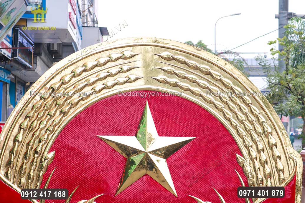 Đỏ v&agrave; v&agrave;ng l&agrave; hai m&agrave;u chủ đạo của Quốc huy